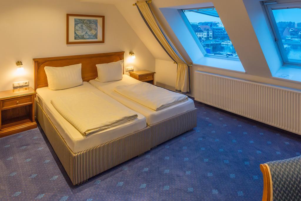 Hotel Am Yachthafen ヴァーレン エクステリア 写真